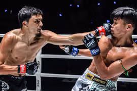 Cao thủ Nga tái xuất, hạ 'knock-out' võ sĩ Thái Lan ngay hiệp một