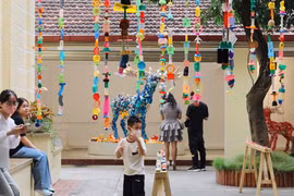 Triển lãm “Kỷ nguyên nhựa”: Hành trình tái sinh của những món đồ chơi cũ