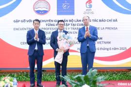 Hội Nhà báo Cuba trao tặng Huy chương cao quý cho các nhà báo Việt Nam, khẳng định mối quan hệ bền chặt