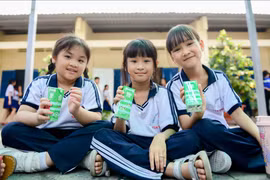 Vinamilk và Quỹ sữa dành tặng 500.000 hộp sữa đến trẻ em nhân dịp 50 năm thống nhất đất nước