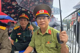 Cựu chiến binh đi từ 2h sáng về Quảng trường Ba Đình, đội mưa chờ xem sơ duyệt diễu binh