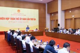 Thể chế hóa nội dung sử dụng một bộ sách giáo khoa thống nhất
