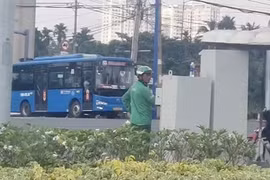 Công an làm việc với người mặc đồ xe công nghệ điều chỉnh đèn giao thông ở TP.HCM
