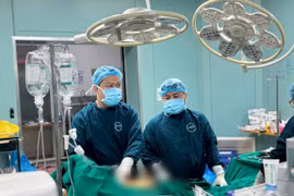 Phẫu thuật nội soi cứu sống bệnh nhân HIV ung thư dạ dày 'đa bệnh nền'