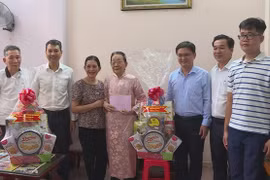 Lãnh đạo TP.HCM thăm và tặng quà cán bộ lão thành Cách mạng