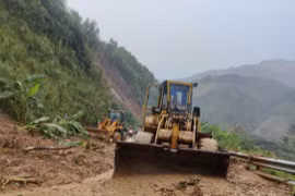 Quảng Ngãi: Sạt lở nghiêm trọng trên đèo Lò Xo khiến giao thông tê liệt