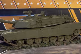 Xe tải chở xe tăng diễu hành đâm tử vong một phụ nữ ở Washington