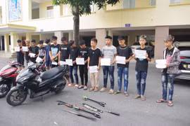 Tạm giữ 11 đối tượng mang súng tự chế, đao, kiếm đi gây rối trật tự công cộng