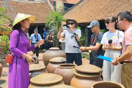 Đoàn phóng viên quốc tế khám phá di sản Hà Nội