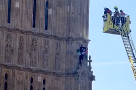 Người cầm cờ Palestine leo lên tháp Big Ben ở London bị bắt giữ
