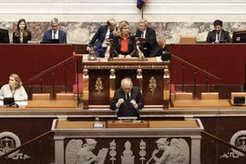 Thủ tướng Pháp Francois Bayrou vượt qua cuộc bỏ phiếu bất tín nhiệm