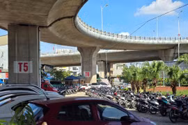 Hà Nội yêu cầu rà soát, xử lý dứt điểm các bãi trông giữ xe dưới gầm cầu