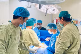 Hai người bệnh hồi phục từ thận của người chết não hiến tặng