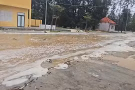 Sóng biển dâng cao, tràn vào khu dân cư ở Huế