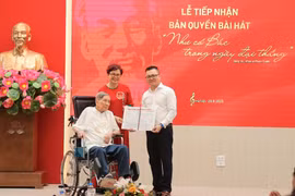 Nhạc sĩ Phạm Tuyên trao tặng ca khúc 'Như có Bác trong ngày đại thắng' cho Báo Nhân Dân