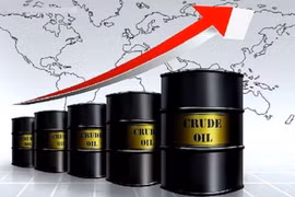 Giá dầu tăng lên 80 USD do lệnh trừng phạt mới đối với Nga