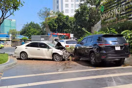 Ô tô mất lái tông hàng loạt phương tiện trên đường phố TP HCM