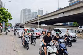 Giao thông trước nghỉ lễ: Người vội vã về quê, người hào hứng đến Thủ đô xem diễu binh