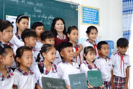 Cô giáo Ái Mai 32 năm chở chữ qua kênh nước đục