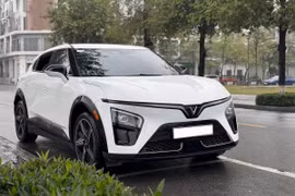 VinFast VF 7 chạy 7.600km xuất hiện trên thị trường xe cũ sau 1 năm, chủ xe công khai giá bán và tình trạng thực tế
