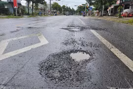 Gia Lai: Mới sửa chữa, Quốc lộ 19 lại sình lún, nứt nẻ mất an toàn giao thông