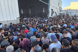 Người dân đói khổ tràn vào kho lương thực Liên hợp quốc ở Gaza, nhiều người thương vong