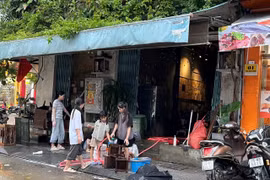 Người dân Huế tất bật dọn dẹp sau trận lũ lụt kinh hoàng