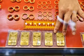 Giá vàng liên tục phá kỷ lục, vượt mốc 99 triệu đồng/lượng
