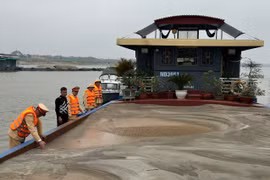 Khai thác cát trái phép trên sông Hồng, 3 tàu bị bắt giữ
