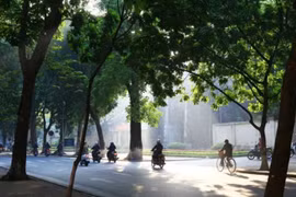 Hà Nội nắng ấm đầu tuần trước khi đón gió mùa