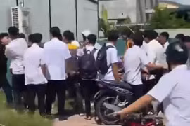 Xuất hiện clip nhóm học sinh quây đánh bạn trước cổng trường