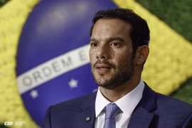 LĐBĐ Brazil bỏ áo đấu màu đỏ sau làn sóng phản đối chính trị