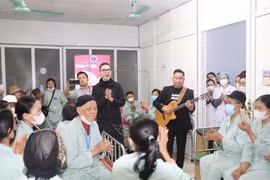 'Mang âm nhạc đến bệnh viện' xoa dịu bớt nỗi đau cho các bệnh nhân ung thư