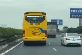 CSGT phát hiện liên tiếp hai xe khách trên 29 chỗ đi sai làn đường