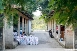 Xây chợ tiền tỷ rồi bỏ hoang, người dân tận dụng làm nơi chứa đồ