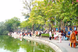 Giới trẻ rủ nhau 'chill' mùa thu Hà Nội theo cách riêng