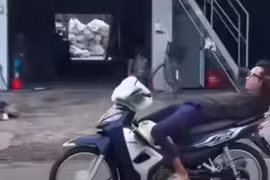Buông tay lái, nằm ngửa khi chạy xe: Nam thanh niên ở Hải Phòng bị phạt và tịch thu xe