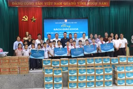 Nhà xuất bản Giáo dục Việt Nam trao tặng gần 19.000 sách giáo khoa cho học sinh vùng lũ