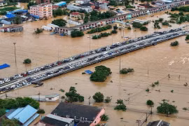 Trận mưa '300 năm mới có một lần' khiến Thái Lan phải điều tàu sân bay cứu trợ vùng lũ