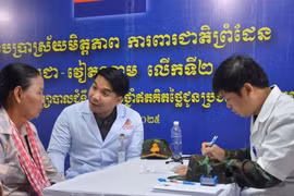 Quân y hai nước Việt Nam - Campuchia phối hợp khám, cấp thuốc miễn phí cho người dân biên giới