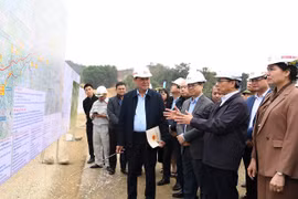 Phó Thủ tướng Bùi Thanh Sơn thị sát công trường, họp với 4 địa phương 'thúc tiến độ' các tuyến cao tốc
