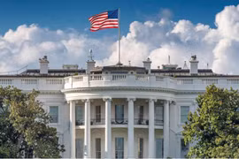 Tổng thống Donald Trump đe dọa Nga bằng các lệnh trừng phạt và thuế quan bổ sung sau động thái mới với Ukraine