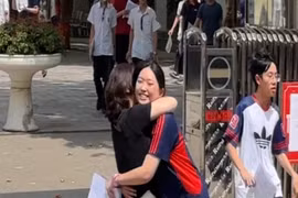 Hà Nội: Sĩ tử hoàn thành môn thi Toán, kết thúc kì thi với niềm hạnh phúc