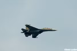 Tiêm kích Su-30, trực thăng quân sự tung bay trên Quảng trường Ba Đình
