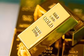 Giá vàng thế giới tăng sau cảnh báo của Fed về kinh tế, thỏa thuận thương mại Mỹ được chú ý