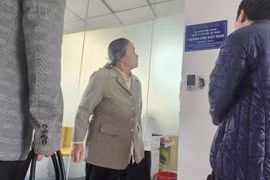 Hà Nội: Nhiều người dân đến trụ sở Công ty Hoàng Kim đòi lại tiền