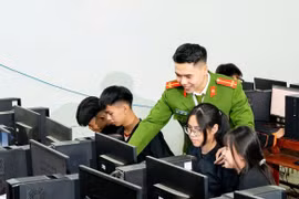 Lớp học số của những 'thầy giáo' công an trên rẻo cao Sơn Động