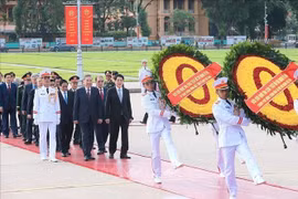 Lãnh đạo Đảng, Nhà nước dâng hương tưởng niệm các Anh hùng liệt sĩ và vào Lăng viếng Chủ tịch Hồ Chí Minh