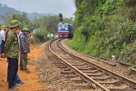 Đường sắt Bắc - Nam thông tuyến trở lại sau tai nạn tàu hàng