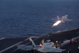 Houthi tấn công đáp trả hai tàu sân bay Mỹ sau khi bị không kích ác liệt